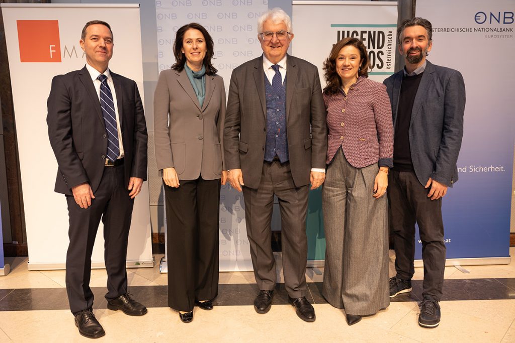 Bei der „Sicher Bezahlen“ Pressekonferenz am 06.12.2024 zum Auftakt der Initiative: (von links nach rechts) Bernhard Krick (Geschäftsführer | oenpay – Financial Innovation Hub), Fiona Springer (Stv. Abteilungsleiterin für Kapitalmarktprospekte, Finanzinnovationen und Verbraucherinformation | Österreichische Finanzmarktaufsicht), Robert Holzmann (Gouverneur | OeNB), Petia Niederländer (Direktorin der Hauptabteilung Zahlungsverkehr, Risikoüberwachung und Finanzbildung | OeNB) und Aleksandar Prvulović (Geschäftsführer | Österreichische Jugendinfos) | Foto: © OeNB